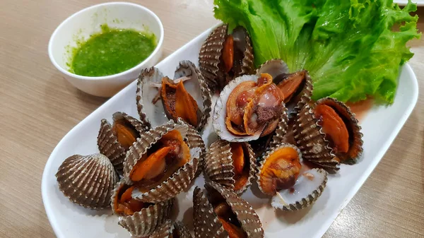 Taze Deniz Tarağı Yeşil Lahana Ile Beyaz Tabak Tabakta Tayland — Stok fotoğraf