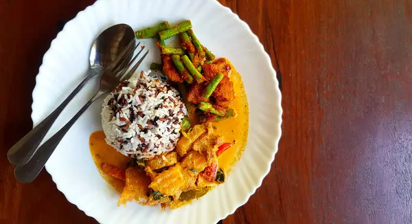 Dreifarbiger Reis Mit Würzigem Gelben Curry Mit Schweinefleisch Und Gebratenem — Stockfoto