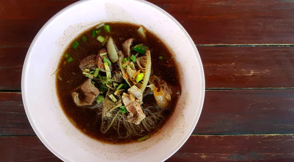泰国米粉与牛肉 陈腐肉 内脏和褐色木制背景或桌子的头像 并抄袭地方街头食物的空间 亚洲菜平铺在粉红碗上 — 图库照片