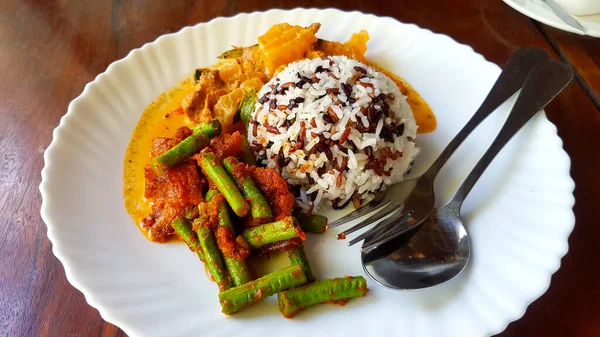 Close Three Color Rice Spicy Yellow Curry Pork Stir Fried — Stock Photo, Image