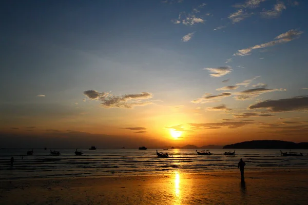 在泰国克拉比的日落 日出或黄昏时分 在蓝天蓝云的海面或海洋上的人 轮船和长尾船的轮廓 美丽的大自然 上面有复制的空间 — 图库照片