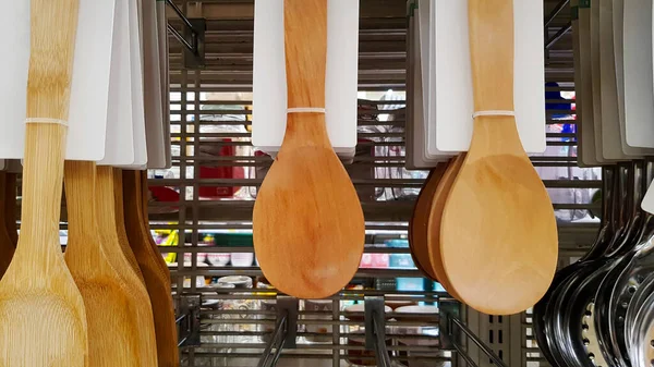 Bir Sürü Kahverengi Ahşap Kepçe Spatula Mutfak Gereçlerinde Satılık Yemek — Stok fotoğraf