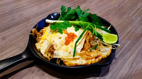 Fideos Fritos Estilo Tailandés Con Gambas Verduras Sartén Caliente Sobre — Foto de Stock