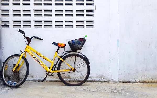 Bangkok Tailândia Dezembro 2020 Bicicleta Amarela Velha Estacionada Contra Parede — Fotografia de Stock