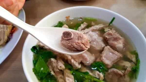 Tangan Memegang Sendok Dan Sendok Daging Babi Atau Tulang Sup — Stok Foto