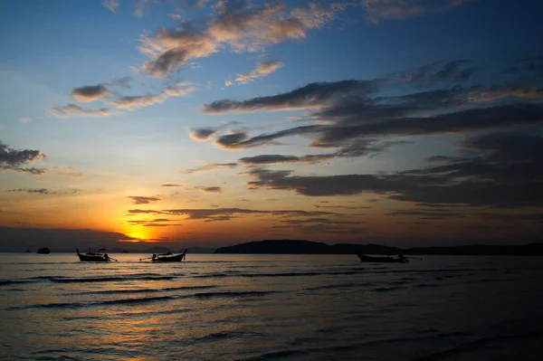 在泰国克拉比 在日落 日出或黄昏的时候 在蓝天蓝云的海面或海洋上 美丽的船和长尾船的轮廓 美丽的自然与波浪和交通的概念 — 图库照片