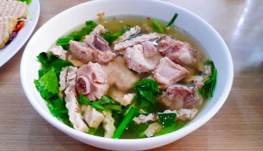 Vietnam restoranında domuz pirzolası ve taze sebzeli Vietnam Pirinç Erişte Çorbası. Vietnam 'da Asya yemekleri ve şöhreti.