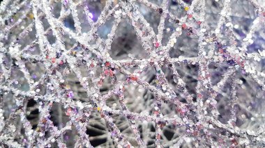 Parti, festival, etkinlik ya da Noel kutlamaları için kağıt, tel ve sprey boyayla sahte kar. Gümüş ya da beyaz parıltı ya da parlak arkaplan.