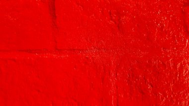 Arka plan veya duvar kağıdı için kırmızı beton duvar. Dış döşeme boyanmış. Renkli tuğla işçiliği ve kopyalama alanı kavramı.