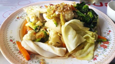 Kızarmış sebze ve deniz ürünleri, havuç, mısır, lahana, lahana, brokoli, karnabahar, karides, mürekkep balığı ve kuru sarımsak. Diyet için taze organik ve sağlıklı yiyecekler.