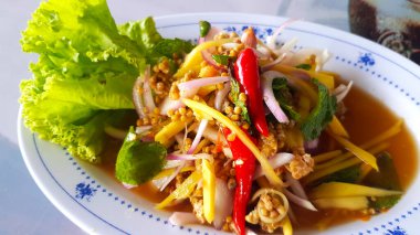 Baharatlı at nalı yengeç yumurtası salatasını ya da ekşi mango dilimi ve yeşil marul ile deniz ürünleri restoranında yengeç yumurtasını kapat. Asya ve diyet yemekleri