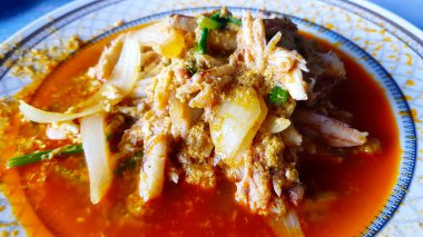 Köri tozuyla kızarmış yengeç, soğan ve taze soğanı deniz ürünleri restoranında beyaz tabak ya da tabakta karıştır. Öğle yemeğinde Asya yemekleri ve lezzetli yemekler..