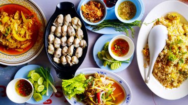 Taze istiridyeli deniz ürünleri yemeği, körili kızarmış yengeç, kızarmış pilav, Tayland usulü yengeç nallı yumurta salatası veya pezevenk yumurtası, sebze ve meze. Düz Asya yemeği yatağı.