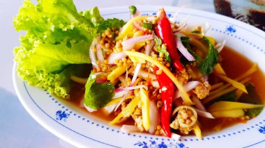 Baharatlı at nalı yengeç yumurtası salatasını ya da ekşi mango dilimi ve yeşil marul ile deniz ürünleri restoranında yengeç yumurtasını kapat. Asya ve diyet yemekleri