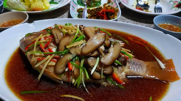 Peixe Robalo Cozido Vapor Com Molho Soja Cogumelo Fatiado Pimenta — Fotografia de Stock