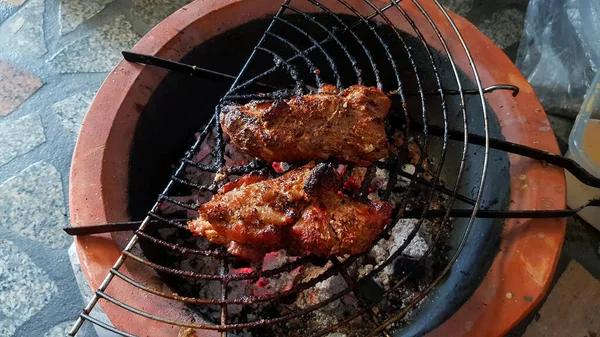 Dois Pedaços Costela Porco Grelhado Carne Vaca Frango Fogão Carvão — Fotografia de Stock