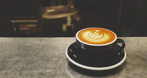 Café Capuchino Latte Art Taza Negra Que Pone Mesa Acero —  Fotos de Stock