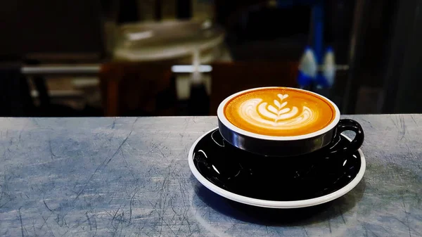 Café Capuchino Latte Art Taza Negra Que Pone Mesa Acero —  Fotos de Stock