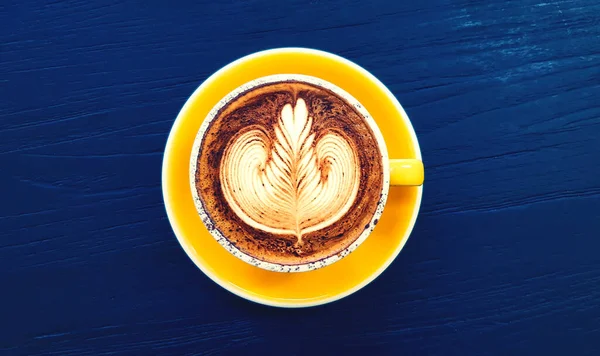 Bovenaanzicht Van Kopje Kunst Cappuccino Latte Koffie Donkerblauwe Houten Achtergrond — Stockfoto