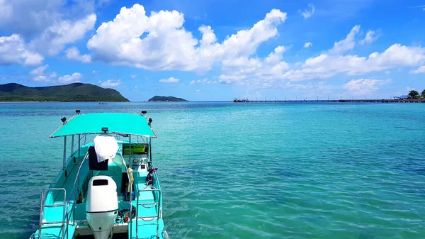 绿色快艇停泊或漂浮在清澈的安达曼海或大海上 有高山 白云和蓝天 并抄袭右边的空间 大自然的美丽 泰国东部夏季游览或游览 — 图库照片