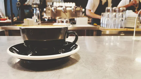 Zwarte Kop Koffie Roestvrij Stalen Tafel Met Kopieerruimte Wazig Verkoper — Stockfoto