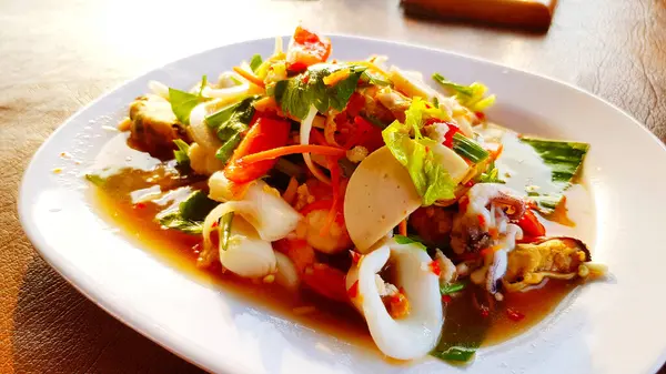 Ensalada Picante Tailandesa Mezclada Con Calamares Frescos Salchichas Tailandesas Cáscara — Foto de Stock