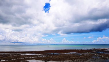 Yazın Tayland 'da deniz manzarası, mavi gökyüzü ve beyaz bulutlar. Doğada güzellik ve tropik deniz manzarası. Doğal duvar kağıdı.