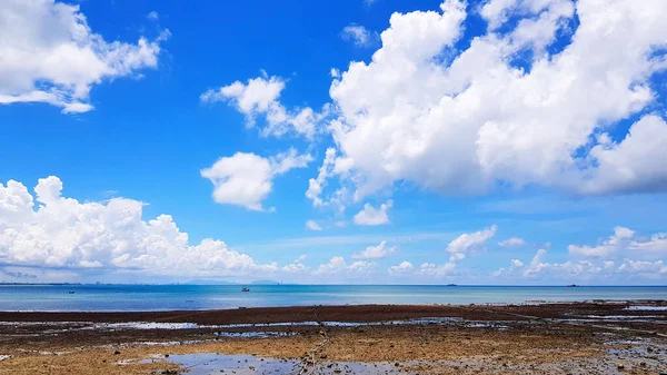 Sahili Mavi Gökyüzünü Beyaz Bulutları Olan Güzel Bir Deniz Manzarası — Stok fotoğraf
