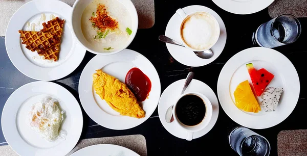 Morgens Frühstück Mit Omelett Pochiertem Waffel Schwarzem Kaffee Cappuccino Thai — Stockfoto