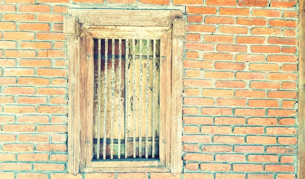 Retro Holzfenster Mit Rostigem Chrom Der Ziegelwand Mit Kopierraum Rechts — Stockfoto