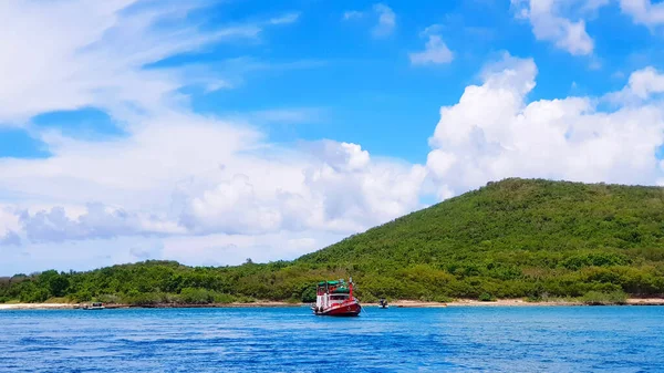 Beyaz Tekne Turist Gemisi Tayland Dağ Mavi Gökyüzü Beyaz Bulutlarla — Stok fotoğraf