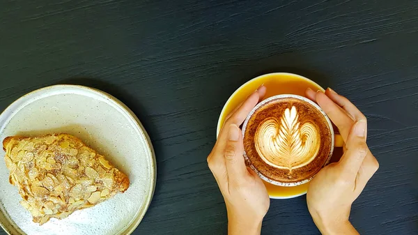 Bovenaanzicht Van Hand Van Vrouw Houden Kunst Latte Koffie Met — Stockfoto