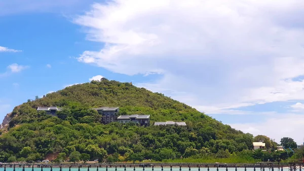 Yeşil Dağ Mavi Gökyüzü Üzerinde Güneş Pili Çatısı Olan Tatil — Stok fotoğraf