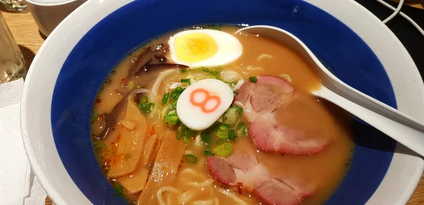 Tutup Mie Ramen Hachiban Panas Dengan Daging Babi Panggang Yang — Stok Foto