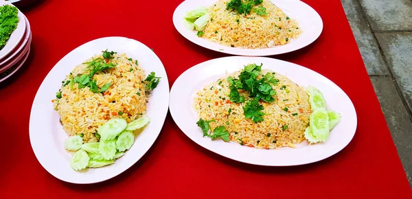 Pink Dish Plate Thai Fried Rice Fresh Vegetable Slices Cucumber — Stock Photo, Image