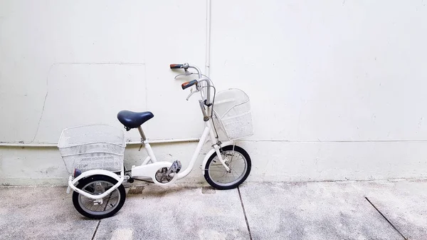 Bicicleta Pequena Branca Tem Três Rodas Duas Cestas Estacionadas Magras — Fotografia de Stock