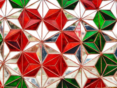 Tayland tapınağındaki renkli cam ve soyut arkaplan ya da duvar kağıdı deseni. Geometrik şekil