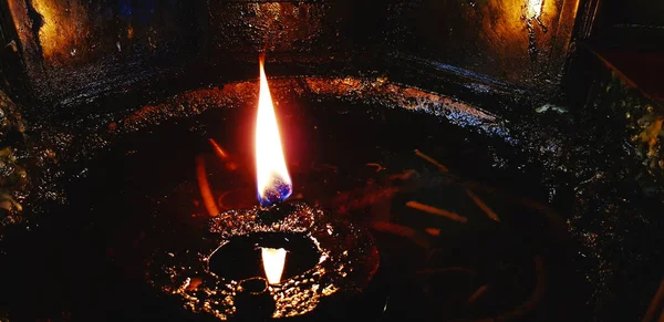 Feche Iluminação Luz Velas Com Óleo Dentro Lâmpada Templo Tailandês — Fotografia de Stock