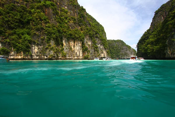 泰国克拉比 2020年12月5日 许多在海上的快艇 带着游客 旅行者或人们游览海滩 安达曼海 岩石或蓝天背景的山脉 地标和景观 — 图库照片