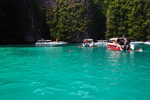 Turistlere Söylemek Için Kırmızı Sarı Renkte Yüzme Bayrağı Tayland Phuket — Stok fotoğraf