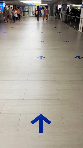 2020 로우사인 바닥이나 위에서 방향을 아시아 사람들 주변을 들락날락 백화점 — 스톡 사진