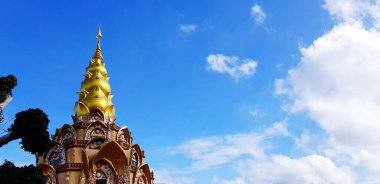 Wat Phra 'nın eski pagoda tepesi Pha Son Kaew tapınağı mavi gökyüzü ve beyaz bulutlar arka planda ve sağda yer kopyalama alanı. Tayland 'ın Kuzey ve Dış Tasarım Tarihi Binalar Konsepti. 