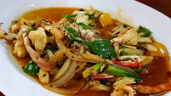 Kızarmış Yengeci Karabiberle Karıştır Dilimlenmiş Soğan Tatlı Biber Tayland Restoranında — Stok fotoğraf