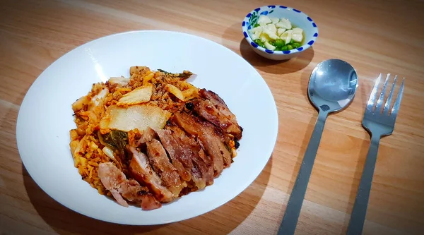 Kimchi Stekt Ris Med Grillat Fläsk Vit Maträtt Med Sked — Stockfoto