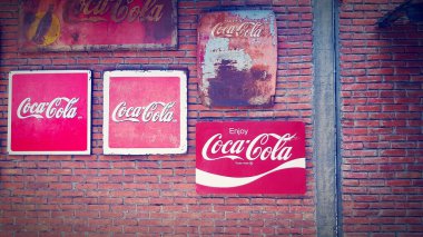 Bangkok, Tayland - 5 Eylül 2020: Coca-Cola reklam panosu veya kahverengi tuğla duvarda dekore edilmiş dükkan, ev ya da tarihi eser olarak filtre tonu ile işaretlenmiş tabela. Retro nesne ve köpüklü su markası