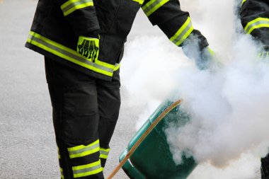 İki itfaiyeci ya da itfaiyeci yardım eder ve yangın söndürme köpüğü sıkarak gaz konteynırına yangın söndürücü sıkarlar. Koruyucu ve Uygulayıcı veya Yangın Önleme Kursu. Tehlikeli bir kariyer.
