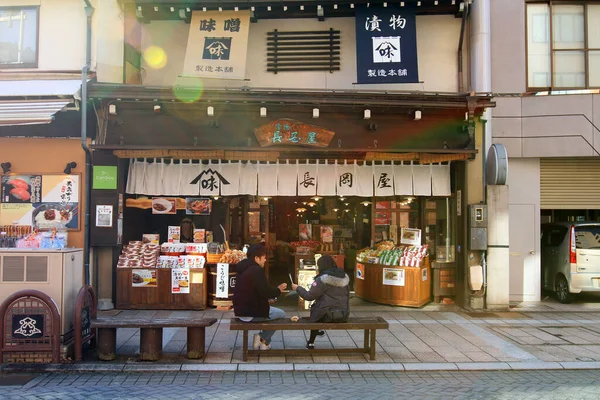 Japon Février 2019 Jeunes Amoureux Amis Mangeant Nourriture Sur Banc — Photo