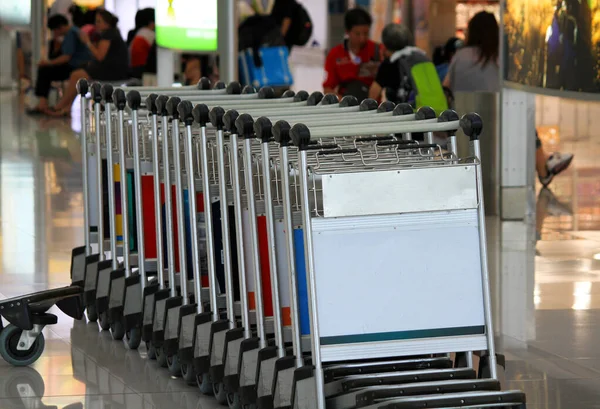 香港国际机场 中国国际机场 亚洲旅游及旅游等地 有许多服务旅客或旅客的行李推车 可供旅客携带行李 — 图库照片