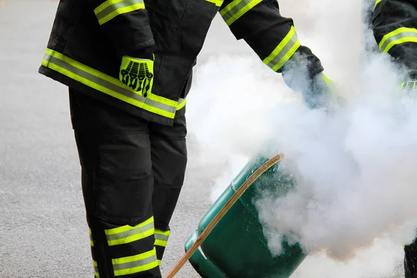 Δύο Πυροσβέστης Πυροσβέστης Βοήθεια Και Χρησιμοποιώντας Πυροσβεστήρα Ψεκασμό Αφρού Για — Φωτογραφία Αρχείου