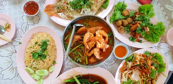 泰国菜平铺在饭桌上 配上炒饭 辣沙拉 虾肉汤和混合蔬菜 香甜酱汁的亚洲食物概览 — 图库照片